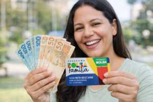 mulher sorrindo com o pagamento do calendário bolsa família março 2026