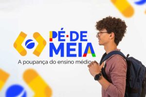 Estudante adolescente com mochila nas costas, sorrindo, ao lado do logo Pé-de-Meia