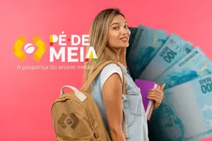 Mulher sorrindo com mochila escolar, ao fundo dinheiro em notas de 100 reais, destacando a campanha 'Pé-de-Meia' sobre o pagamento de parcelas do ensino médio.