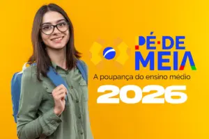 Jovem estudante sorridente com óculos e mochila escolar ao lado da logo do programa Pé-de-Meia com o ano 2026 em destaque sobre fundo amarelo, representando os beneficiários que aguardam o calendário de pagamentos do programa em 2026