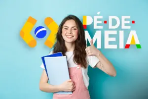 Jovem segurando cadernos, sorrindo e fazendo joinha ao lado do logo colorido Pé-de-Meia