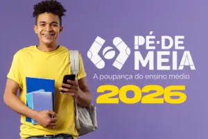 Jovem sorridente com camiseta amarela segura cadernos e celular em material promocional do Pé-de-Meia 2026.