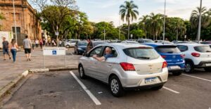 Credencial de estacionamento grátis 2026: saiba como idosos podem emitir
